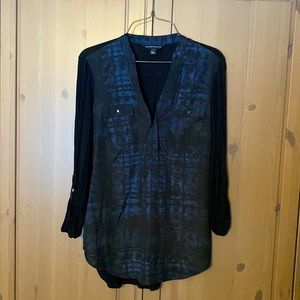 Silky v-neck blouse with 2 front pockets